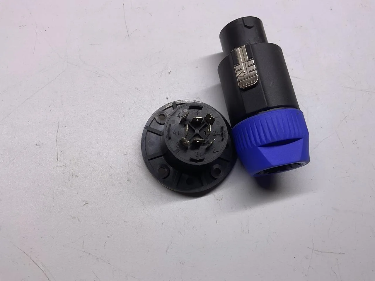 Speakon Netrick NL8FC 8pin konektor na kabel i panel  Nový