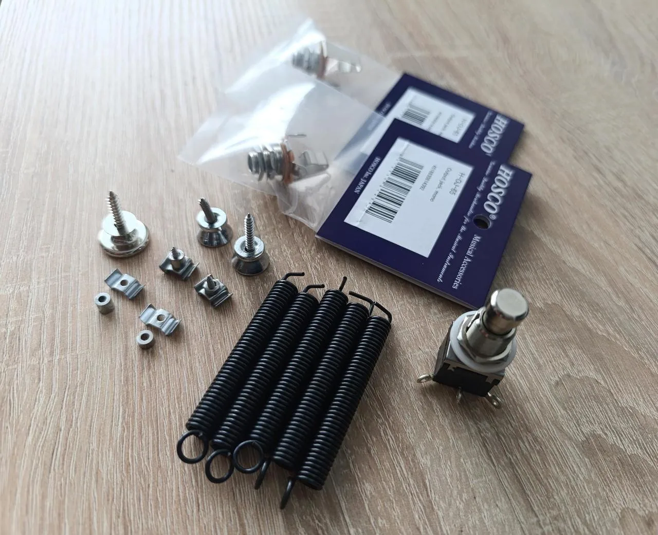 Kytarový hardware a nožní spínač