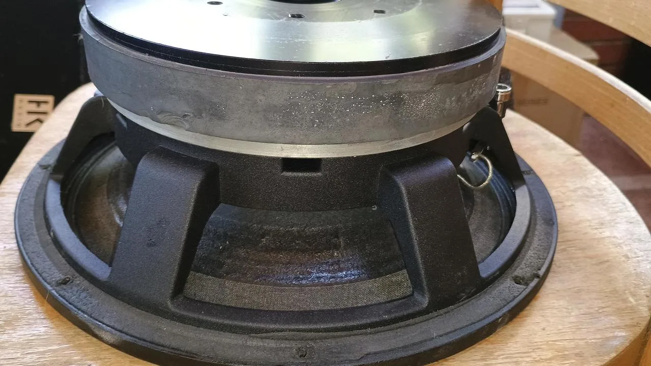 prodám dva 12" basové reproduktory 600W 8 ohm