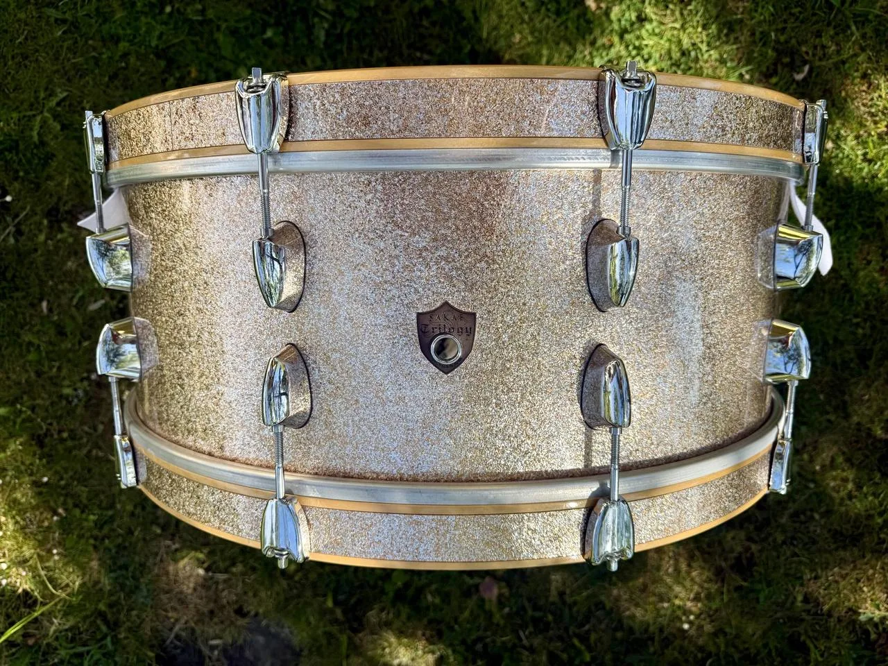 Prodám Sakae Trilogy Bass Drum 24”x 8” Champagne Sparkle