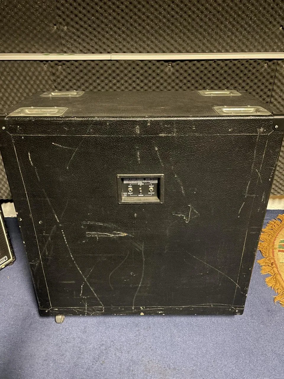 Vyhraná 20 let stará kytarová bedna 4x12 + logo Mesa boogie