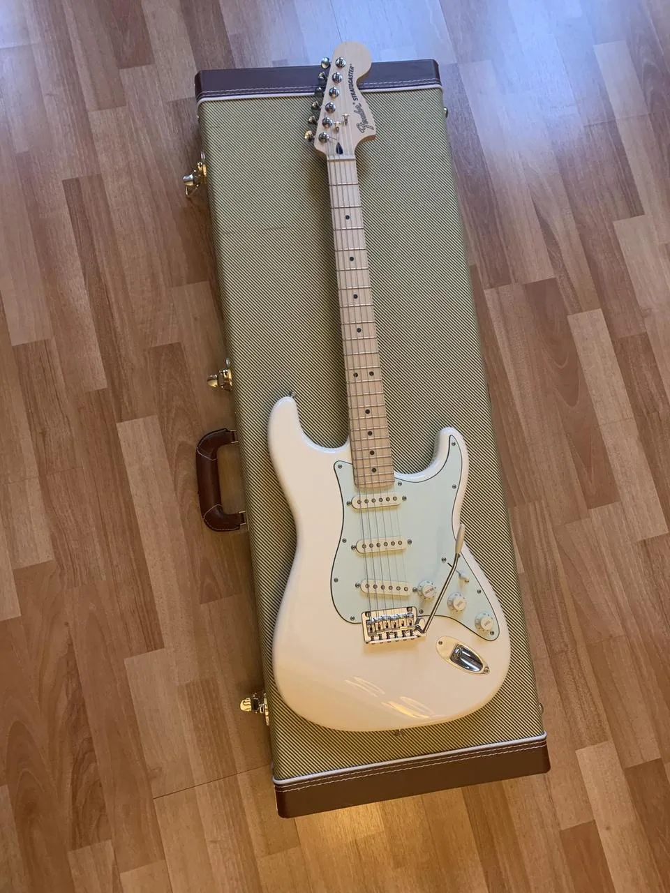 Fender Deluxe Roadhouse Strat + kufr