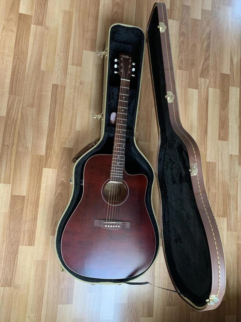 Art & Lutherie Americana CW Q1T + kufr