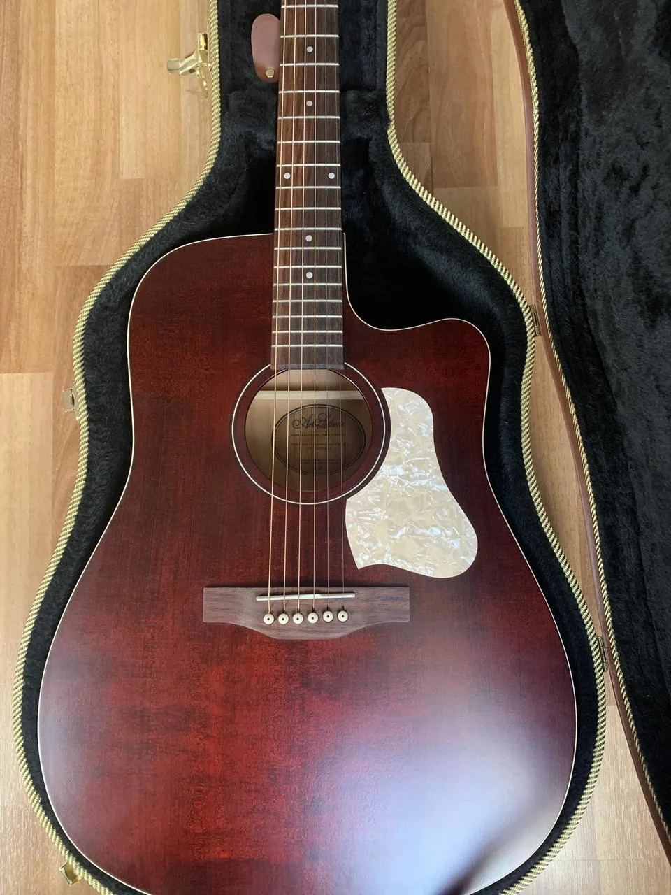 Art & Lutherie Americana CW Q1T + kufr