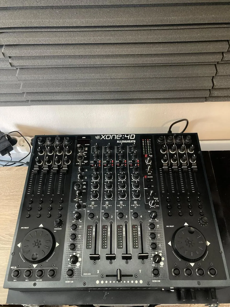 Prodám Hybridní DJ Mix Allen Heath Xone 4D