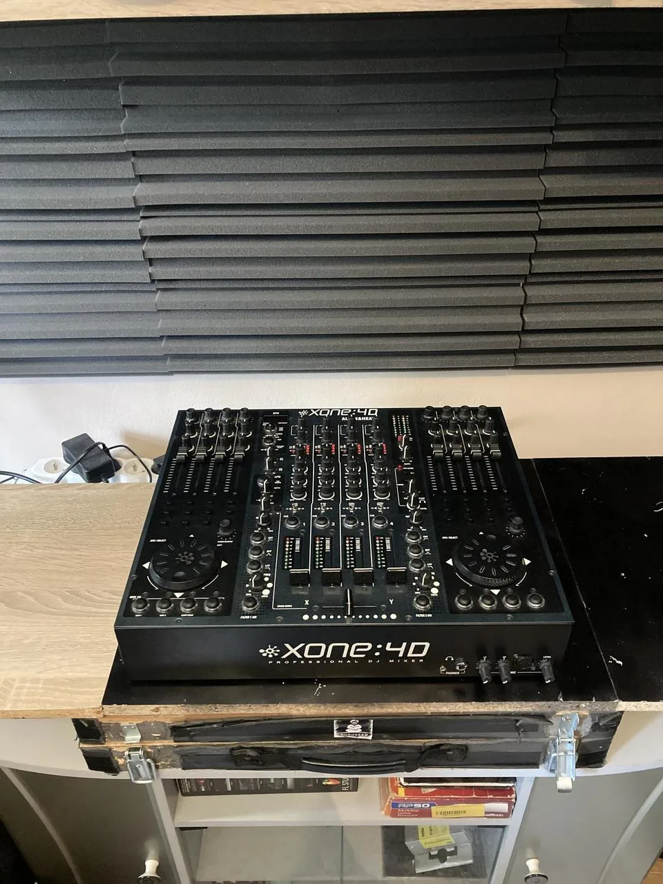 Prodám Hybridní DJ Mix Allen Heath Xone 4D