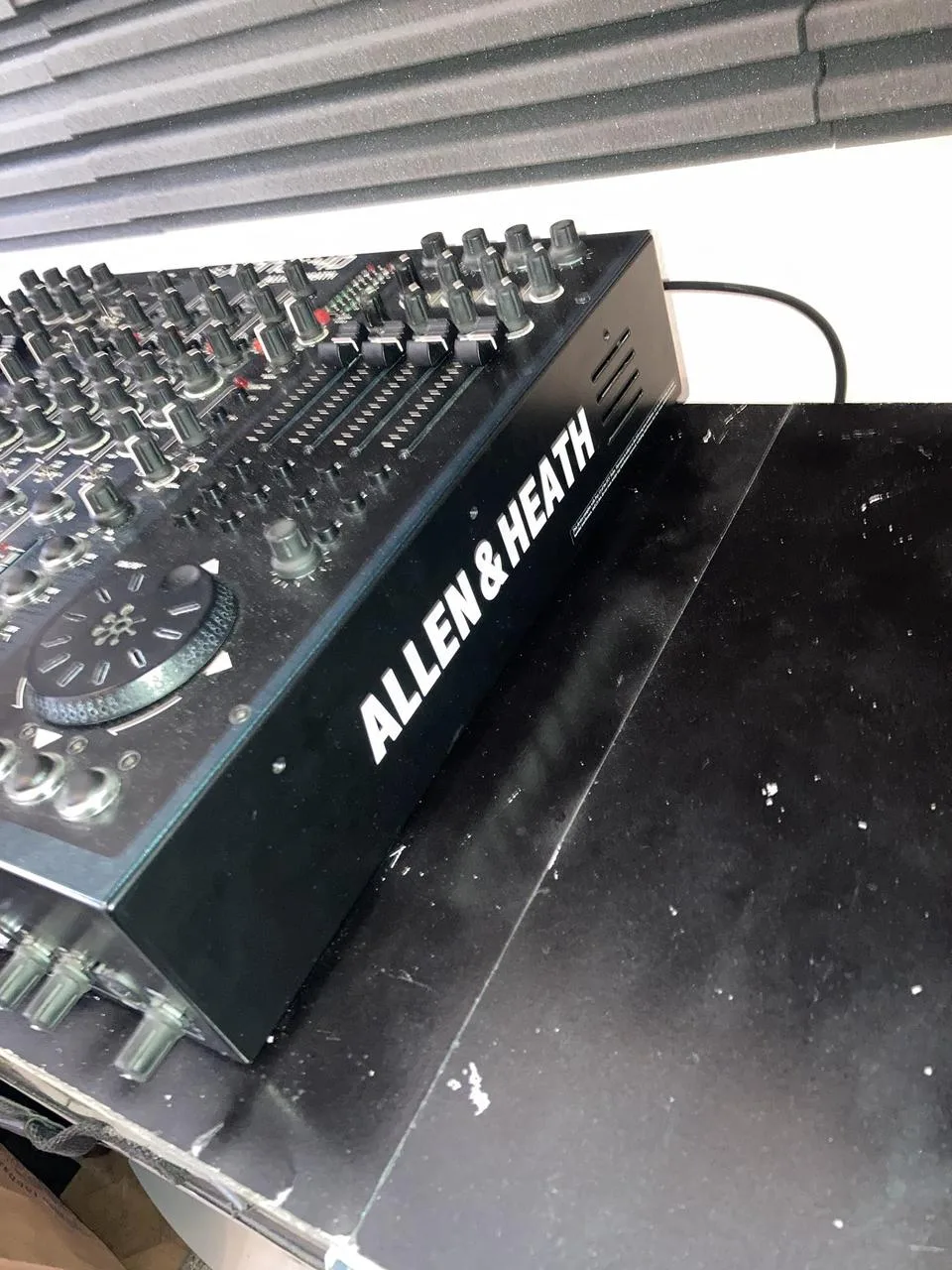 Prodám Hybridní DJ Mix Allen Heath Xone 4D