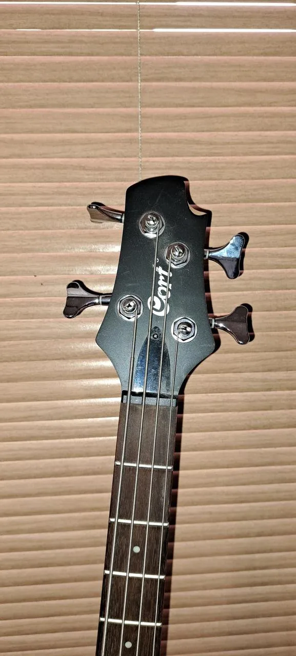 Cort Action Junior Bass, Black cherry.
