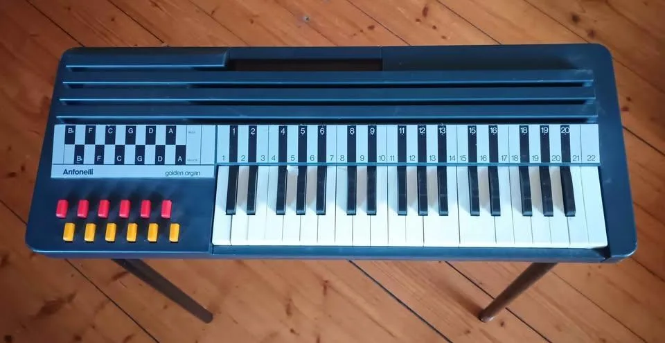 Harmonium Antonelli elektrické, s kufrem, na nožičkách