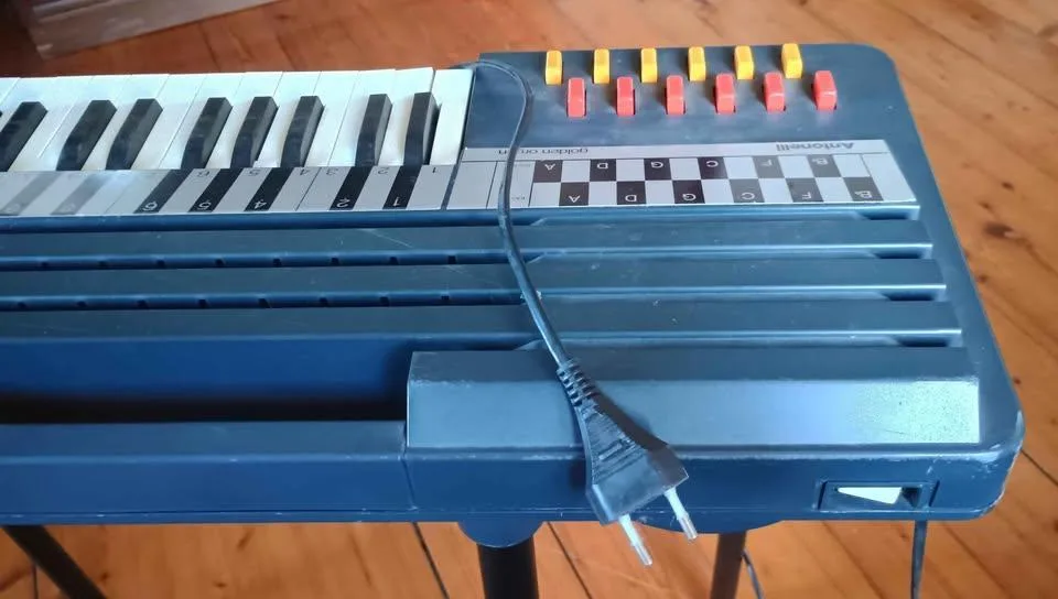 Harmonium Antonelli elektrické, s kufrem, na nožičkách