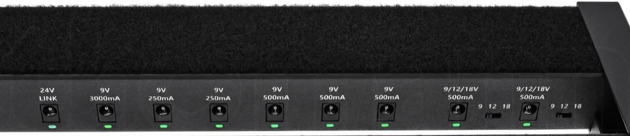 Pedalboard s integrovanou baterií, zdrojem, taškou a patch k