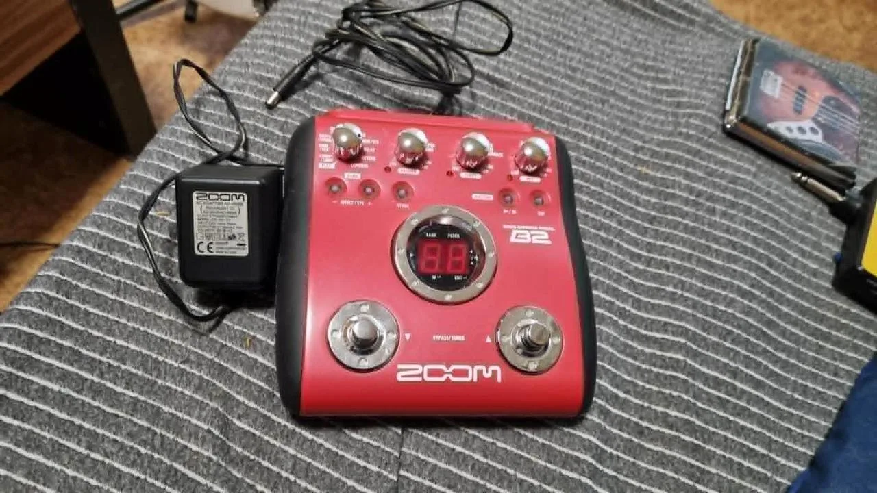 Prodám efekt pro basovou kytaru B2 Zoom