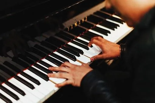 ZPĚVAČKA HLEDÁ KLÁVESÁKA/PIANISTU - Pardubice