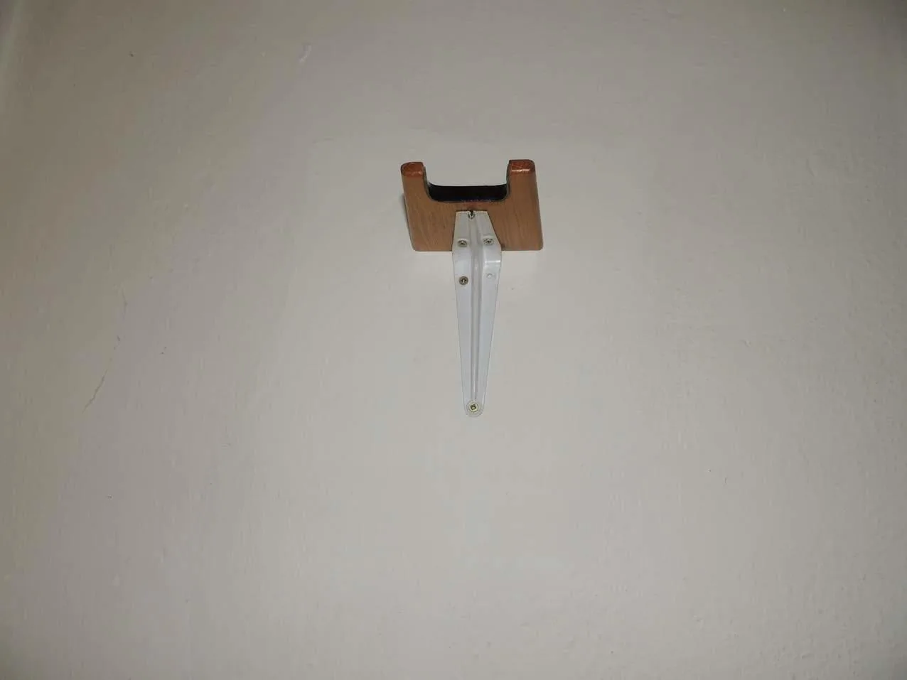 Háček, držák na kytaru na zeď viz foto.