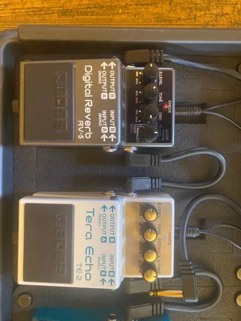 BOSS Tera Echo + BOSS pedalboardy