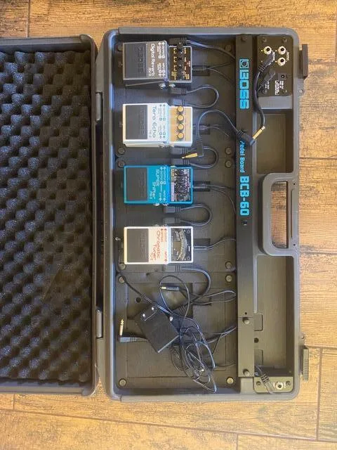 BOSS Tera Echo + BOSS pedalboardy