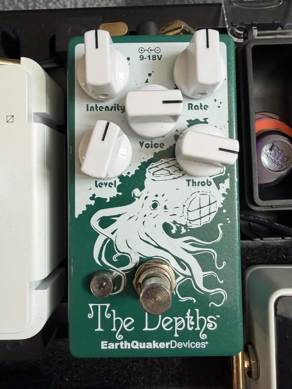 Univibe Earthquaker Devices -The Depths tremolo / rotary