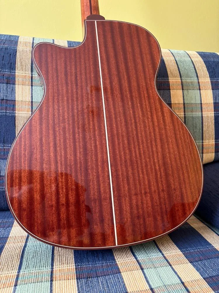 Mahagonová elektroakustika HB 500 TL