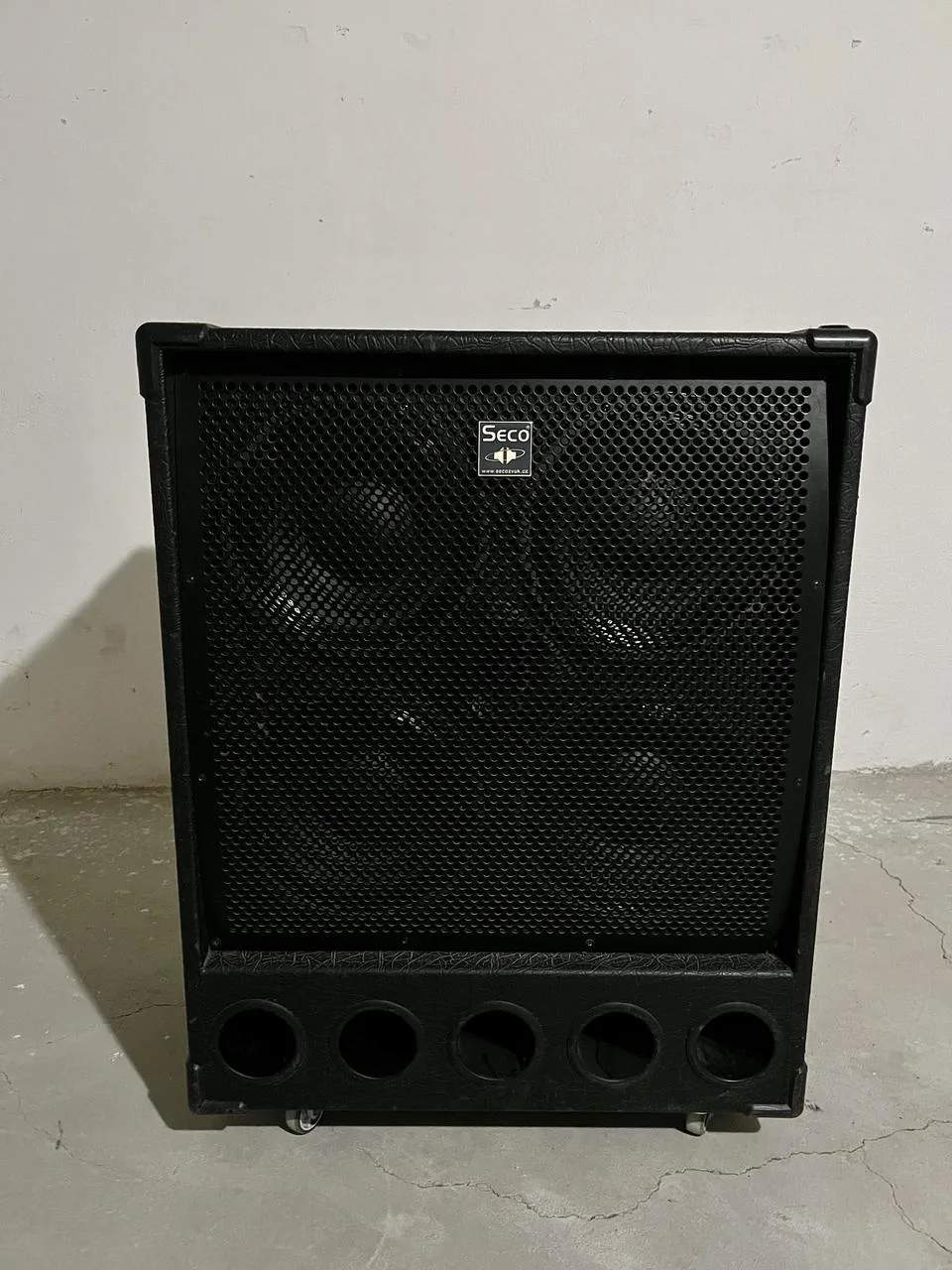 Baskytarový reprobox SECO 4x10 600W 8Ω