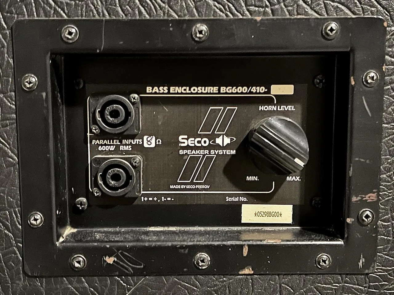 Baskytarový reprobox SECO 4x10 600W 8Ω
