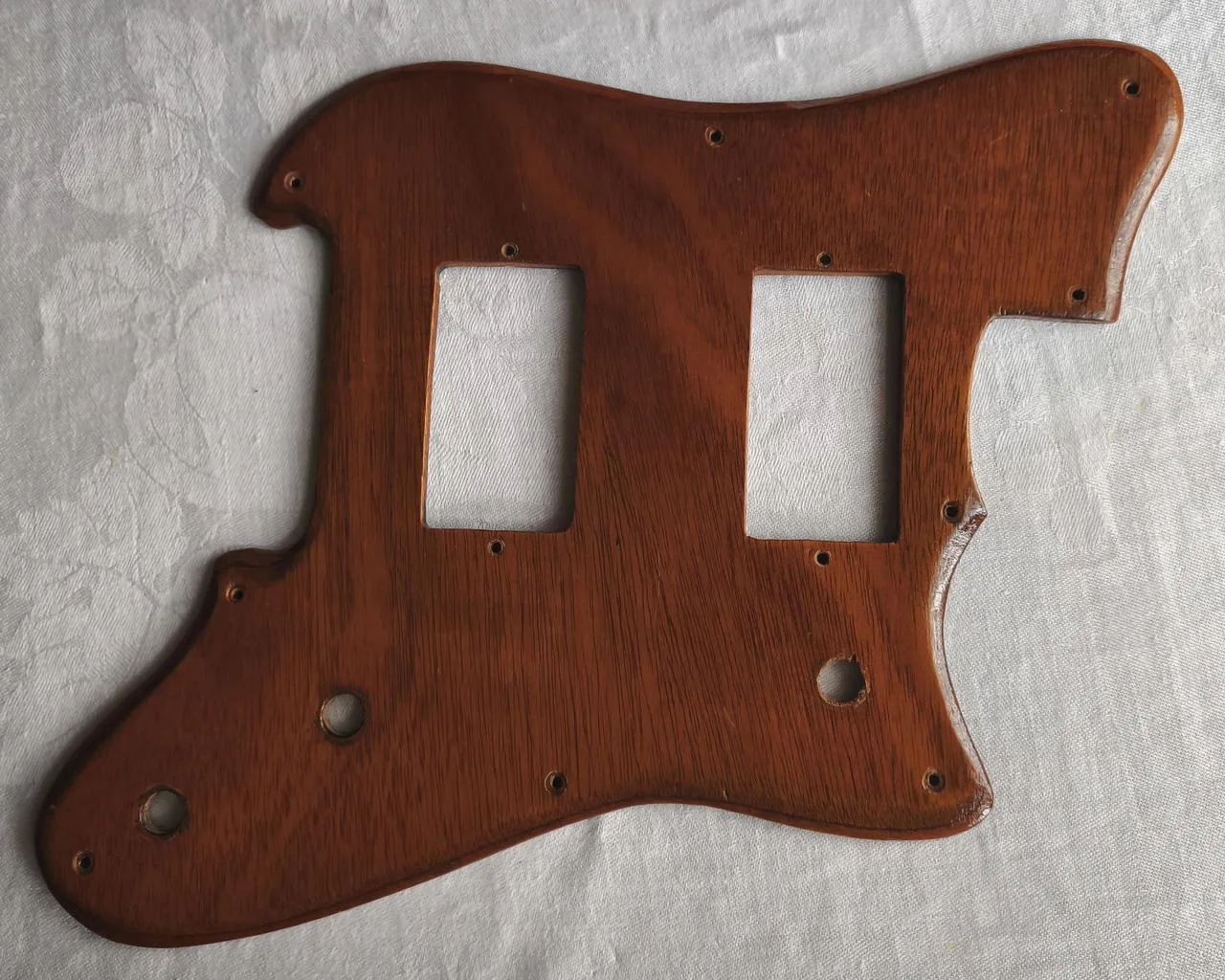 Dřevěný pickguard na kytaru Resonet Grazioso II