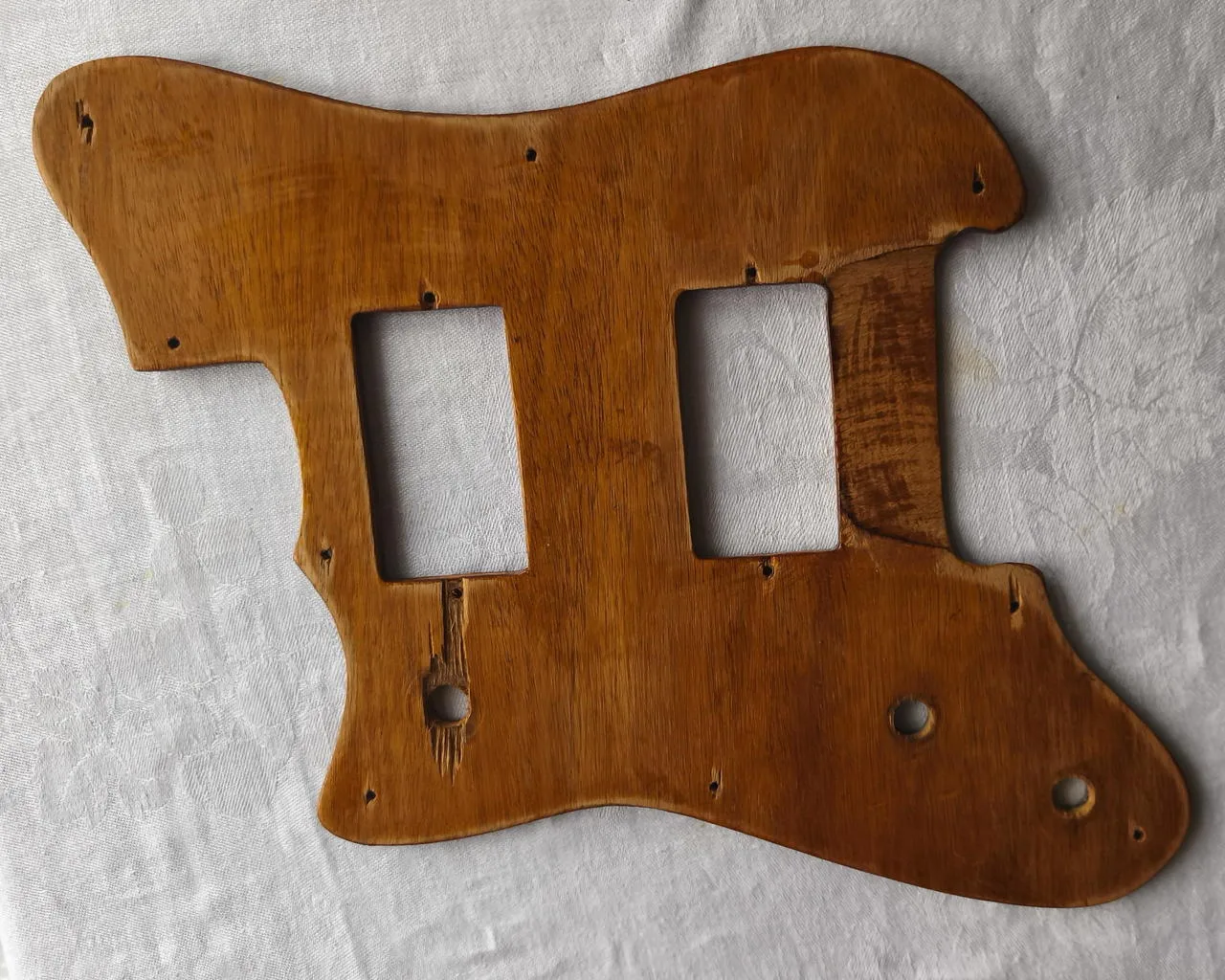 Dřevěný pickguard na kytaru Resonet Grazioso II