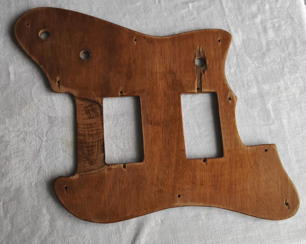 Dřevěný pickguard na kytaru Resonet Grazioso II