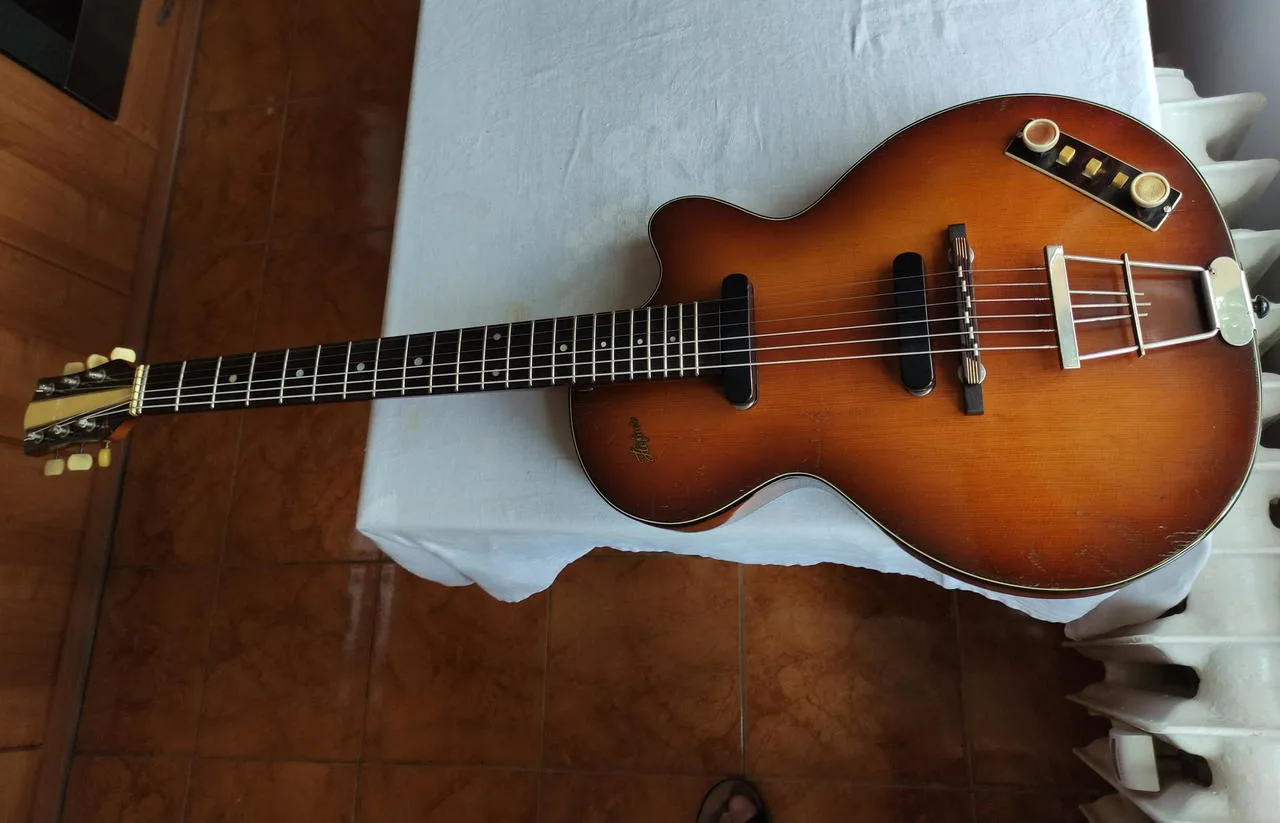 1958 Höfner Club 50 Model 127 - John Lennon, Beatles