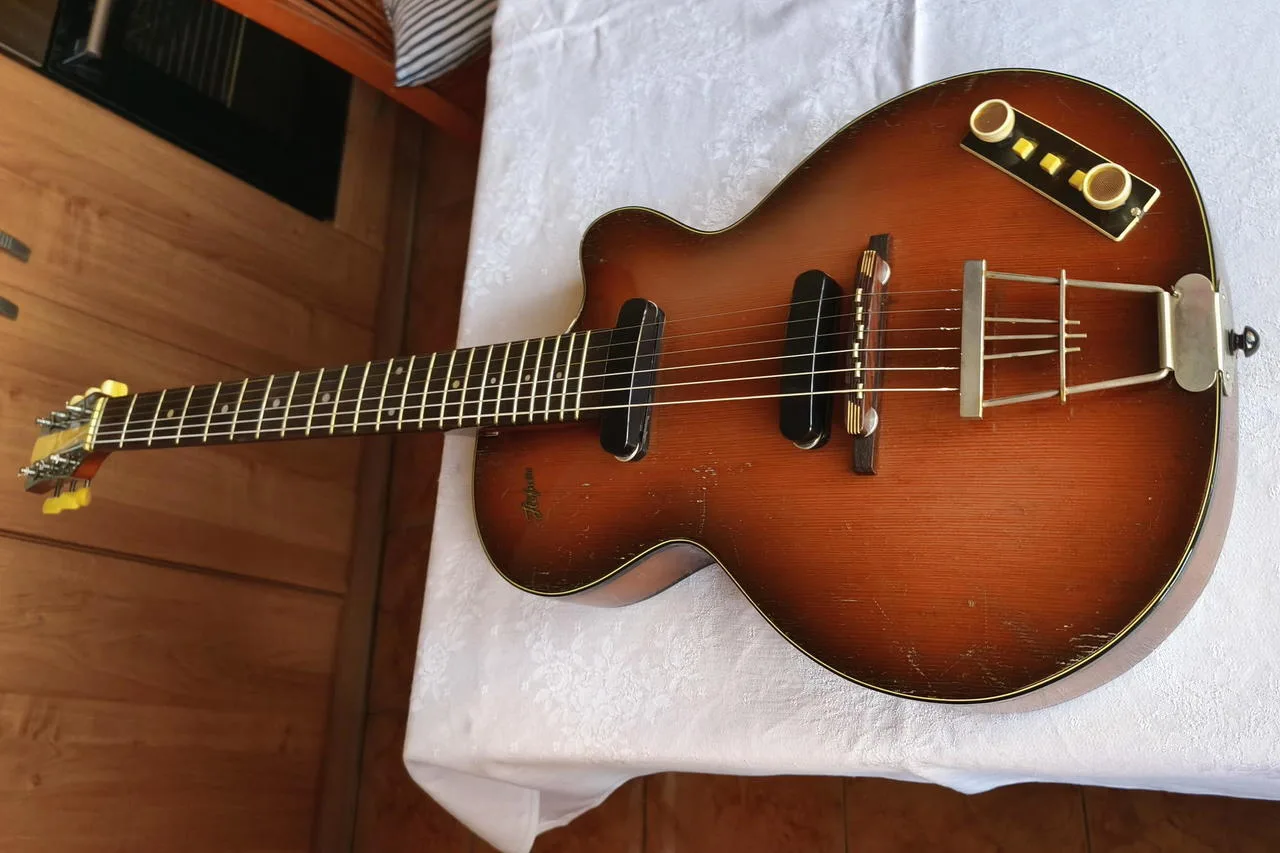1958 Höfner Club 50 Model 127 - John Lennon, Beatles