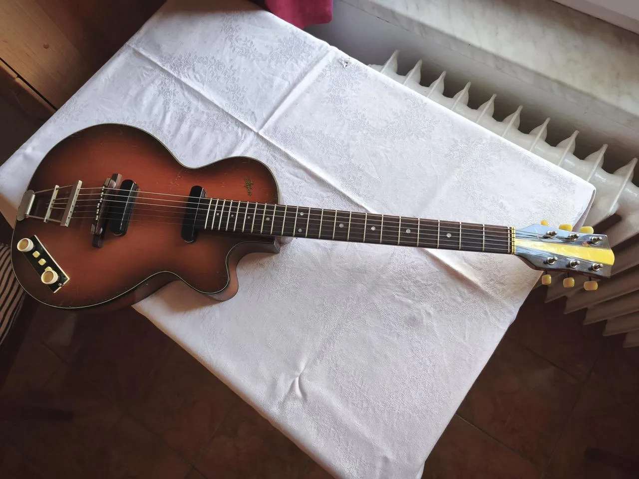 1958 Höfner Club 50 Model 127 - John Lennon, Beatles
