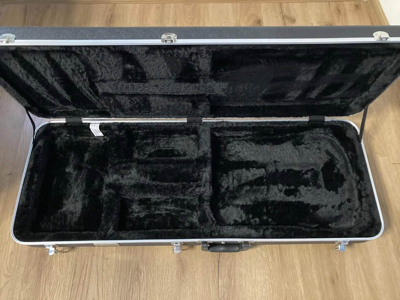 Kufr Thomann pro kytary typu stratocaster a telecaster