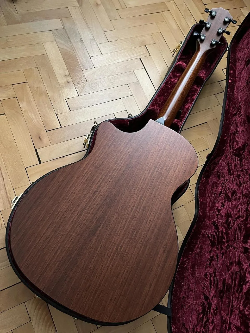 Taylor 324ce