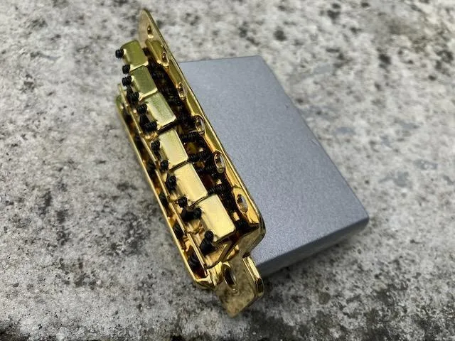 nová tremolo kobylka Fender 005-3275-000 zlatá gold
