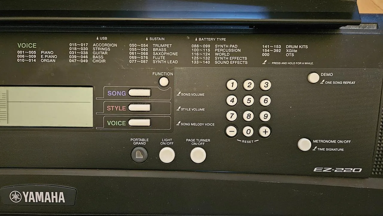 Klávesy Yamaha EZ-220 (stojan, sedák, brašna)
