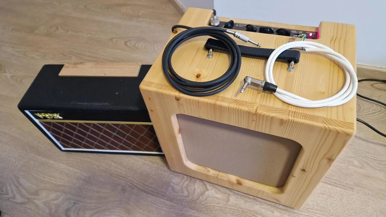 Kytarové kombo, zesilovač VOX. Pro žáka i profíka