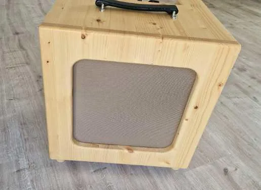 Kytarové kombo, zesilovač VOX. Pro žáka i profíka