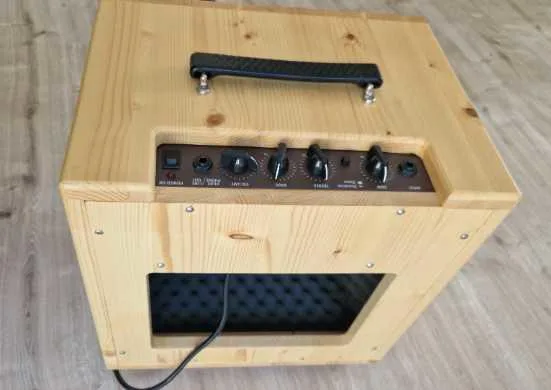 Kytarové kombo, zesilovač VOX. Pro žáka i profíka