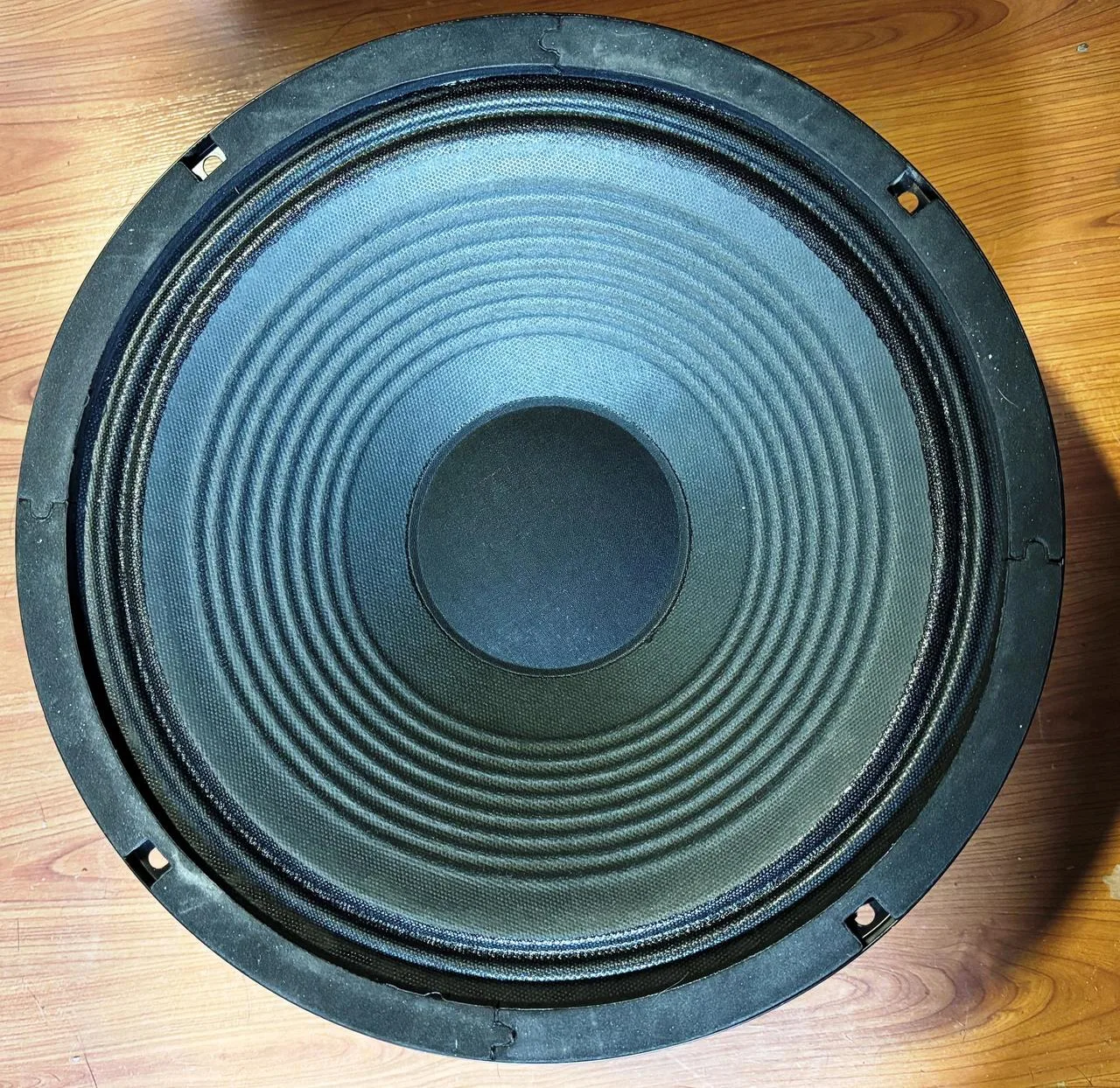 Reproduktor z Marshall MG50GFX