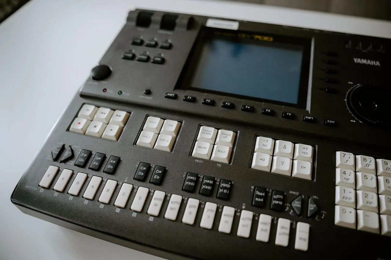Yamaha QY700 – MIDI sequencer / workstation