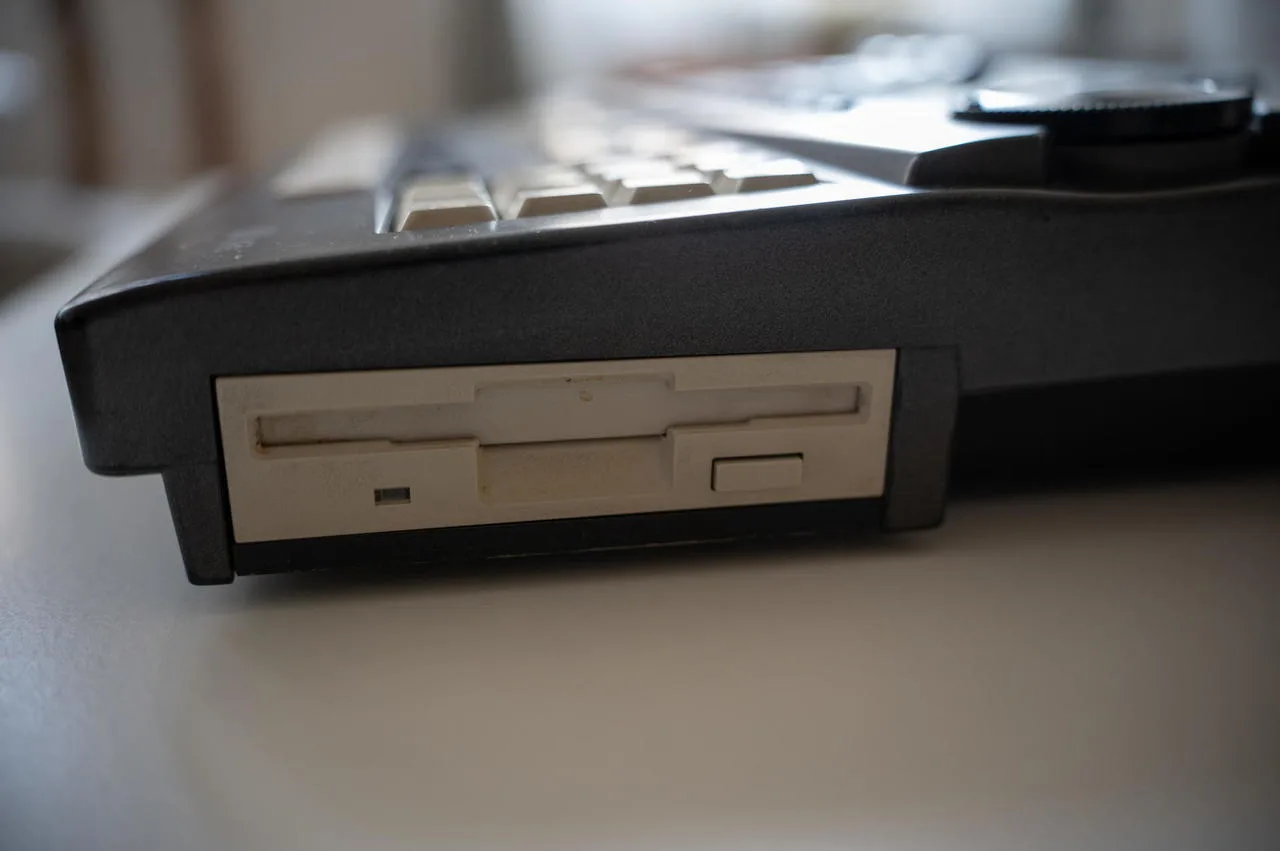Yamaha QY700 – MIDI sequencer / workstation