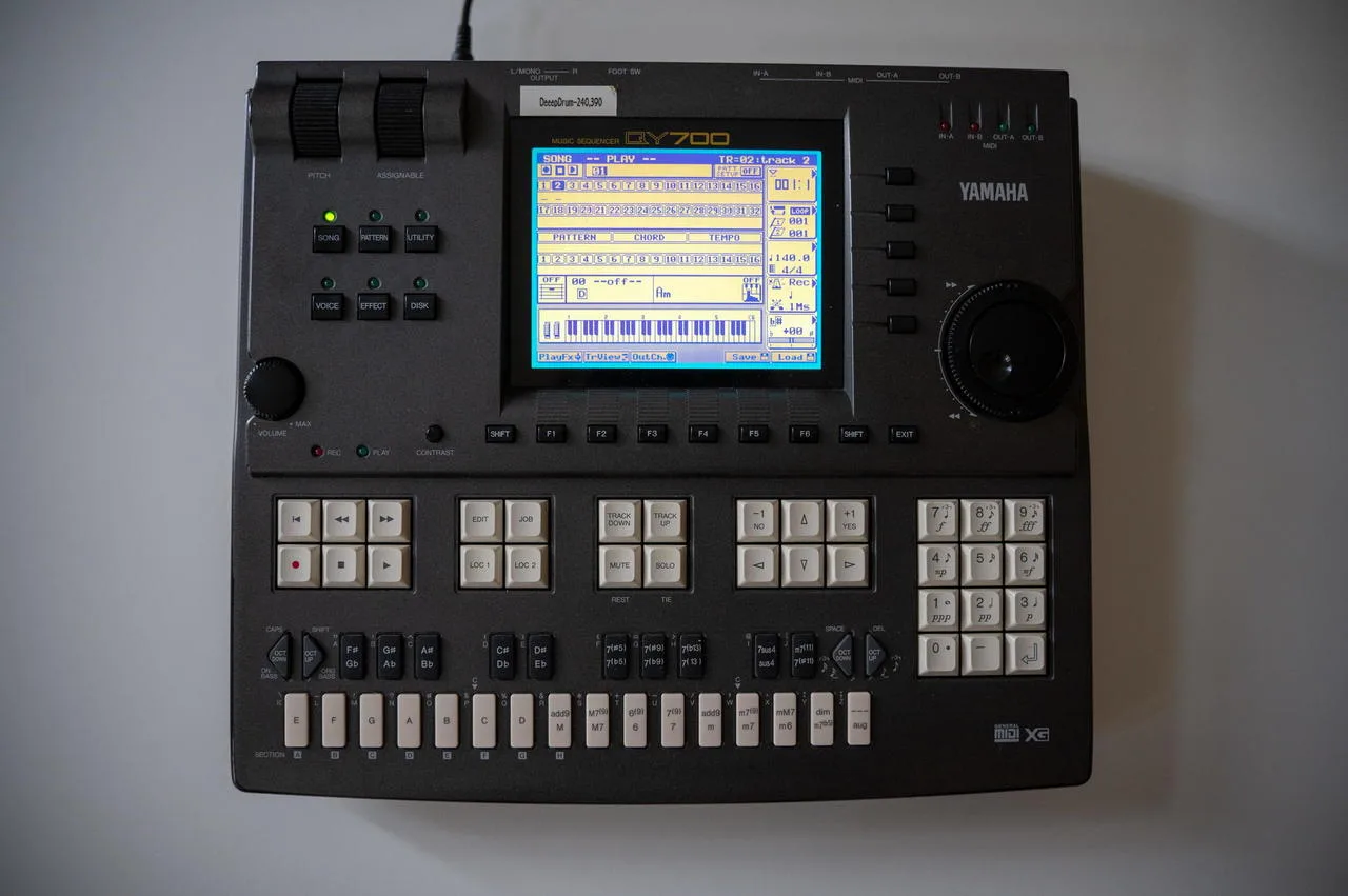 Yamaha QY700 – MIDI sequencer / workstation