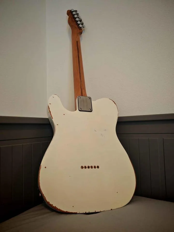 Olympic white nitro tele + fender krk + EMG