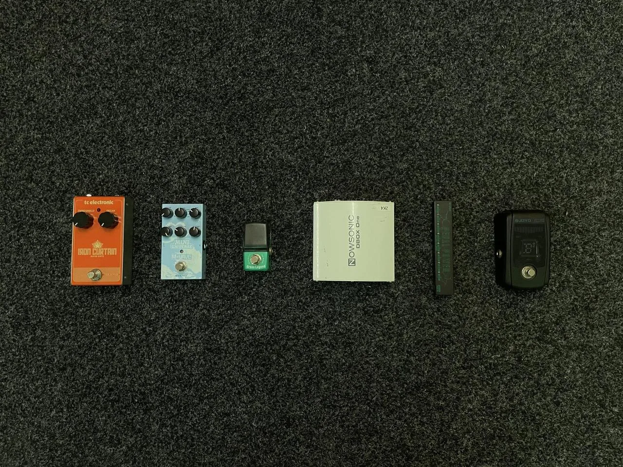 Pozůstatky z pedalboardu