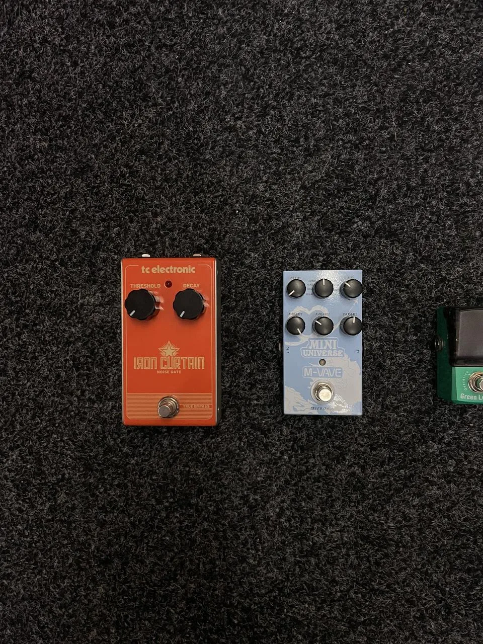 Pozůstatky z pedalboardu