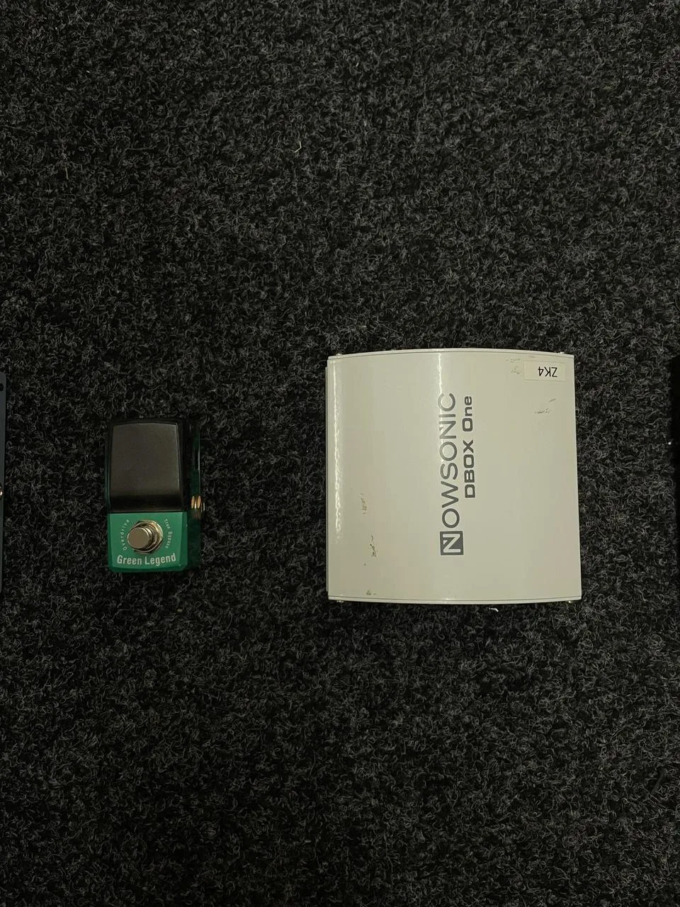 Pozůstatky z pedalboardu