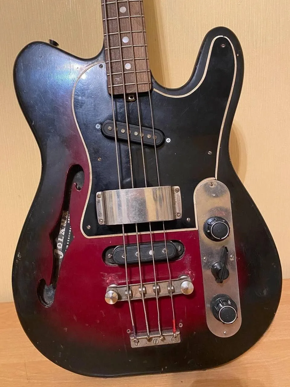 Koupím pickguard na Iris Bass