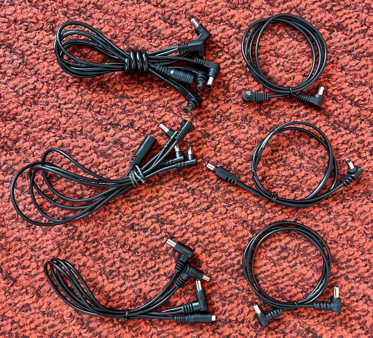 Propojovací napájecí kabely k pedalboardu.