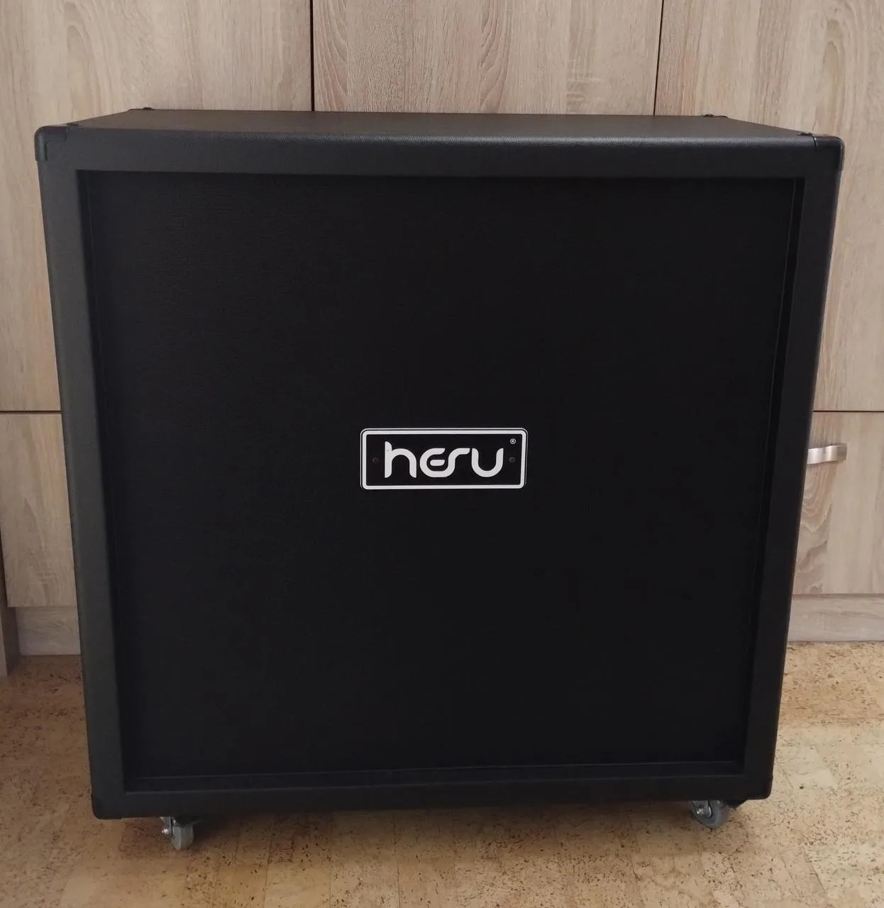 Hesu Modern 4x12 Celestion V30 a Redback (8ohm)