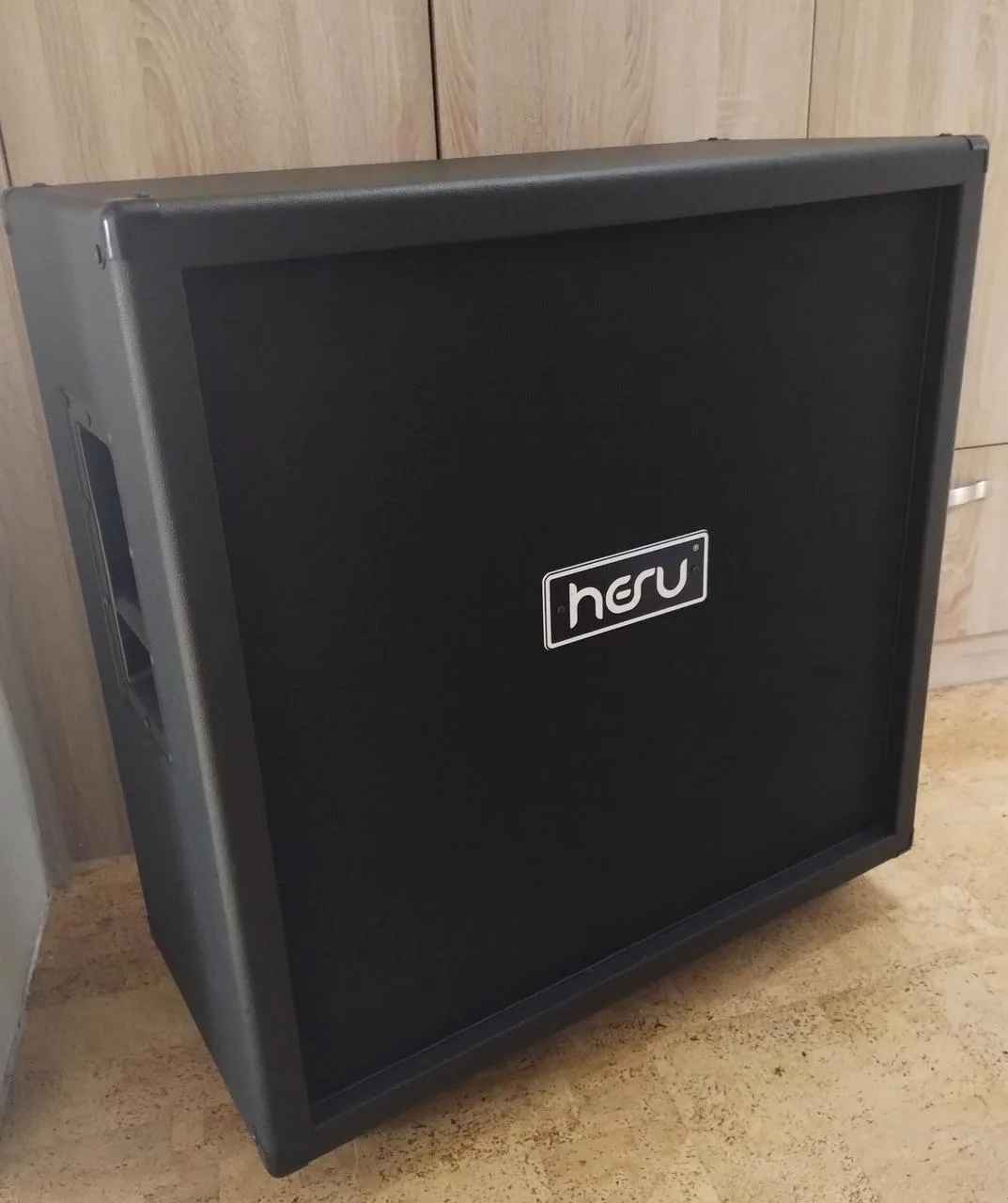 Hesu Modern 4x12 Celestion V30 a Redback (8ohm)