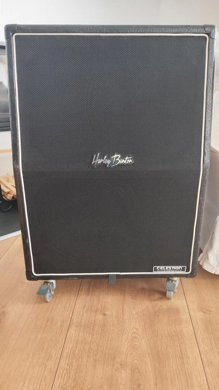 Harley Benton box 2x12 Celestion V30 vertical slanted
